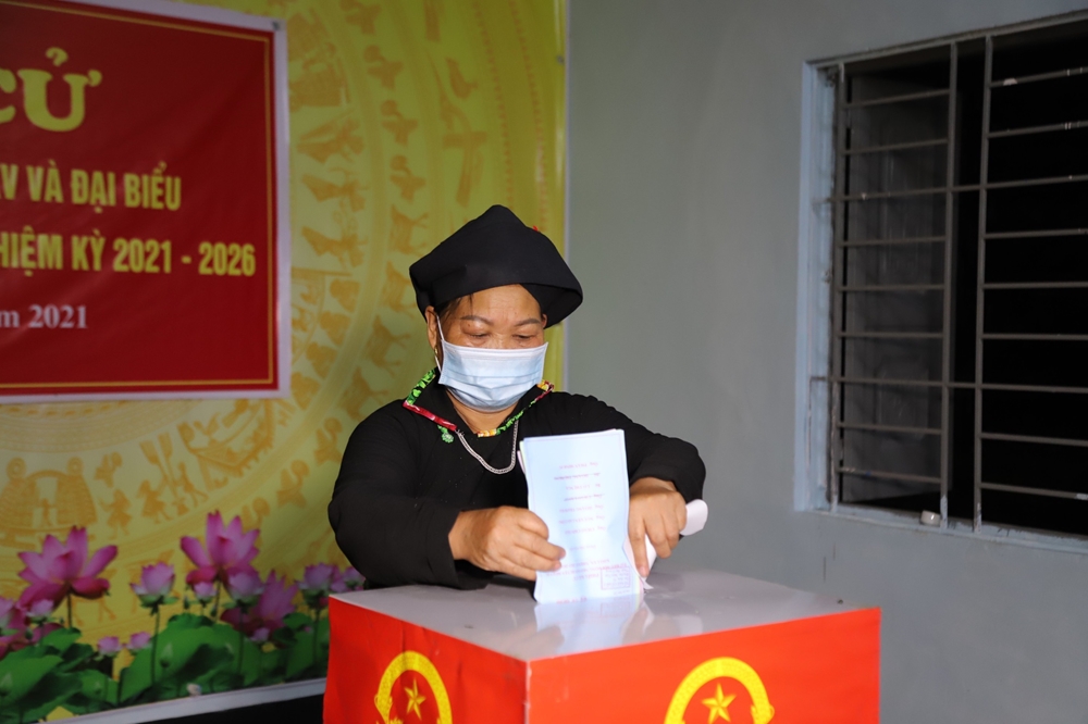 Cử tri tại xã biên giới Sơn Vĩ, huyện Mèo Vạc, tỉnh Hà Giang đi bỏ phiếu bầu cử. Ảnh: Viết Chung.